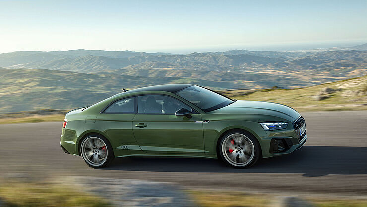 Der Audi A5 Coupe aus 2022 in grün