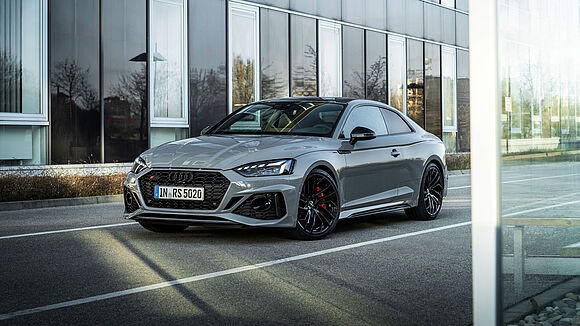 Der Audi RS 5 Coupe in grau