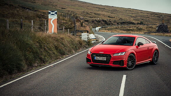 Der Audi TTS Coupe TFSI in rot