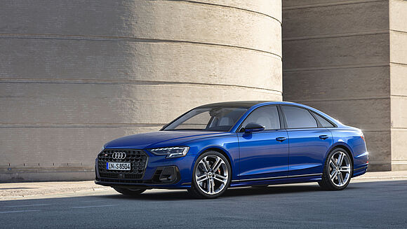 Der Audi S8 in blau