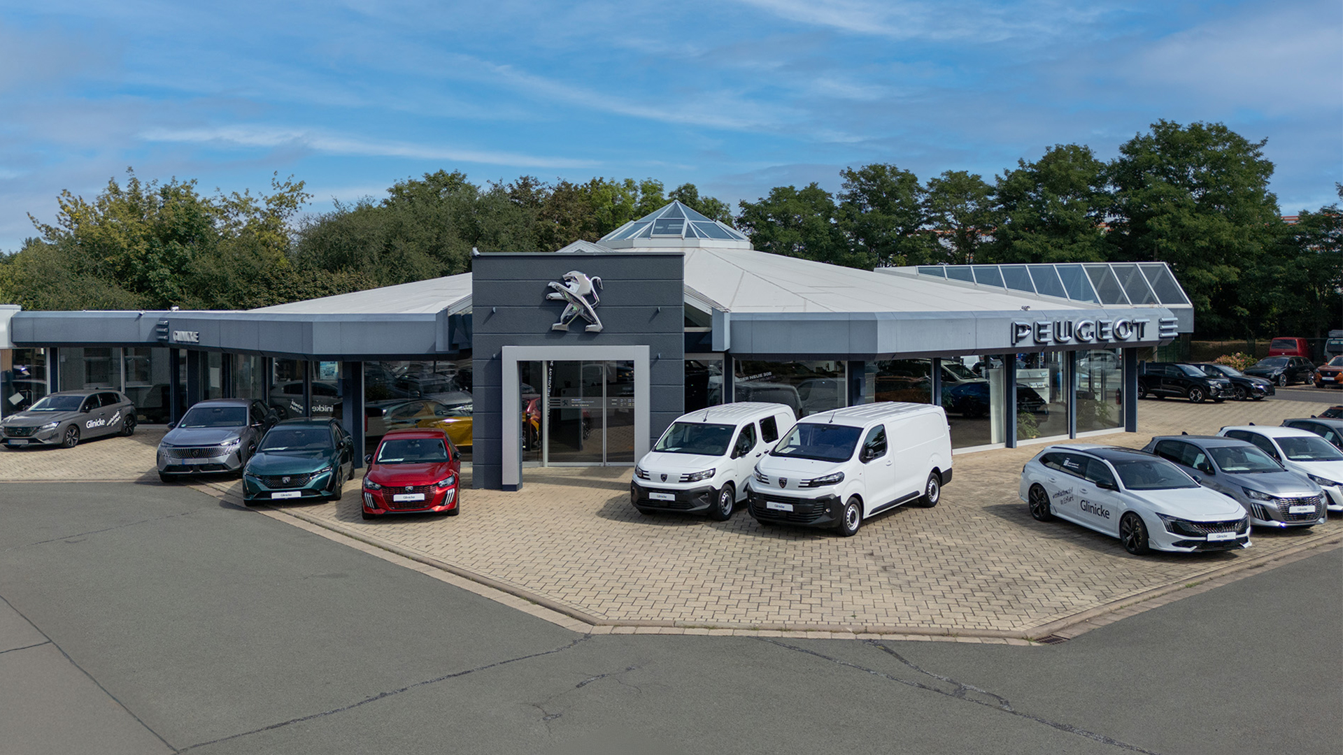 Das Peugeot Autohaus in Erfurt in der Au&szlig;enansicht.