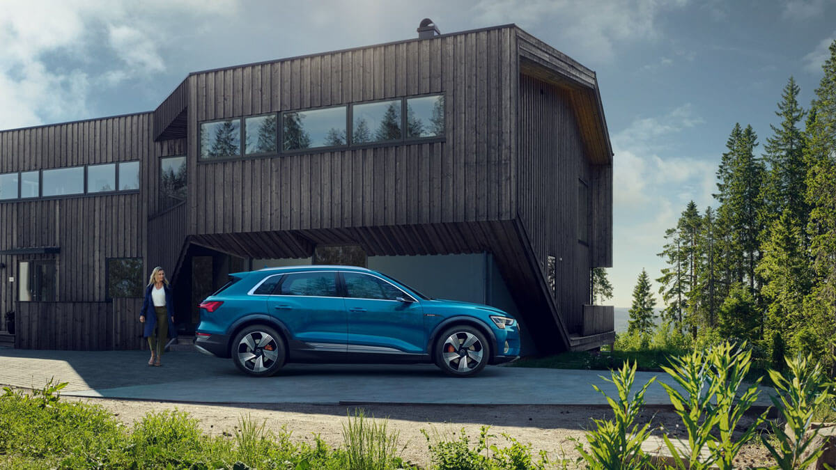 Der Audi e-tron in blau