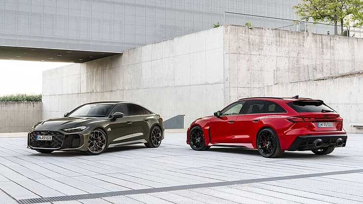 Der Audi RS 5 als Limousine (links) und als Avant (rechts) nebeneinander.
