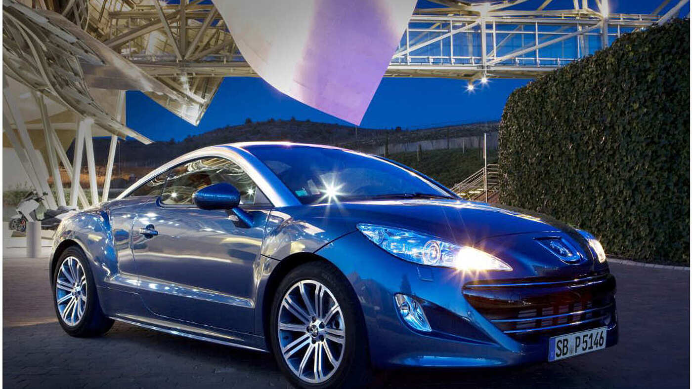 Der Peugeot RCZ in Blau seitlich von vorne.