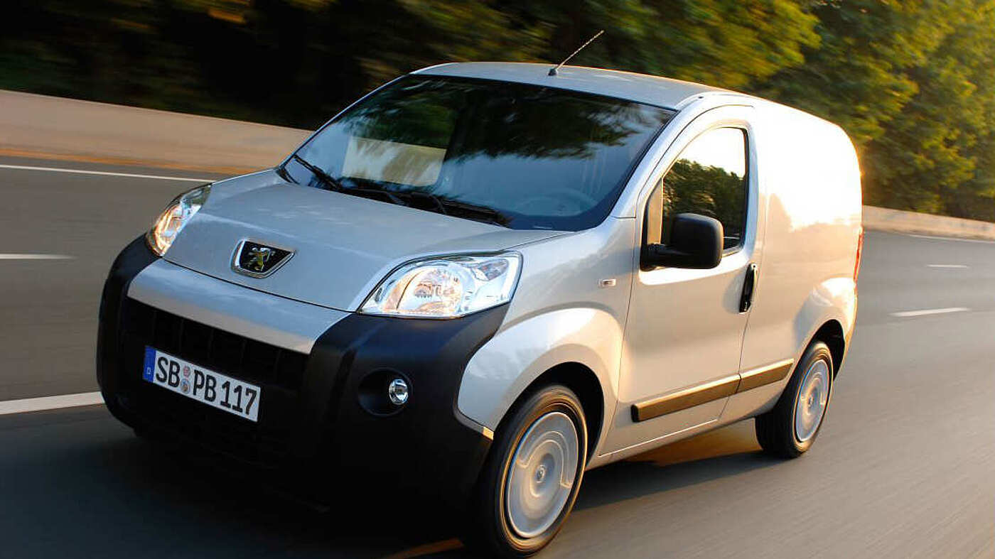 Der Peugeot Bipper in Silber seitlich von vorne bei der Fahrt.