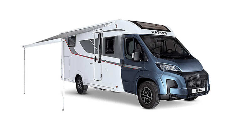 Der Rapido C66 in Blau-Metallic-Wei&szlig; seitlich von vorne.